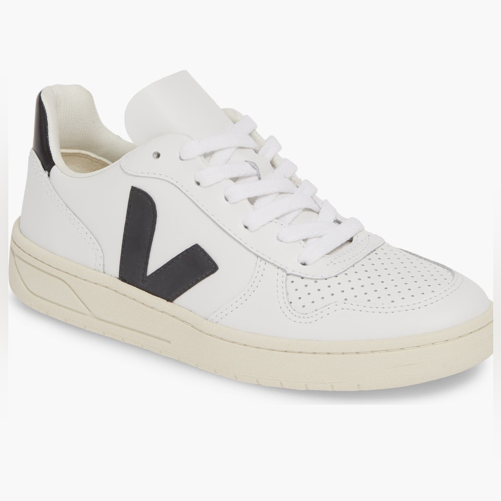 Veja V-10 Sneaker// size 10 WOMEN